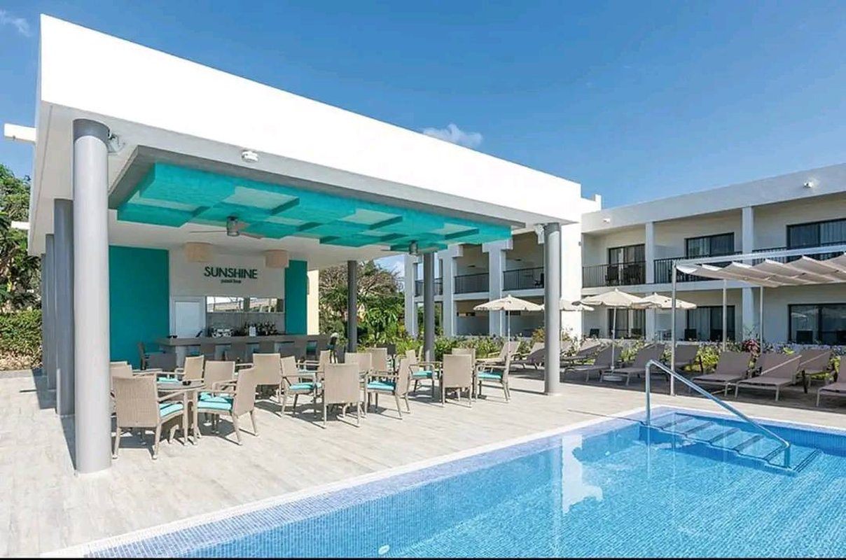 Sunshine pool bar