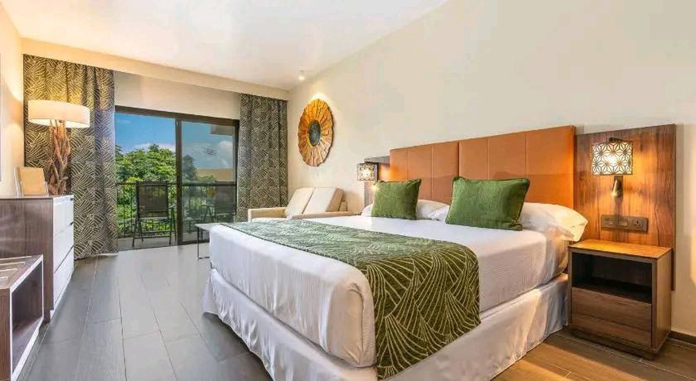 Guest room with private balcony